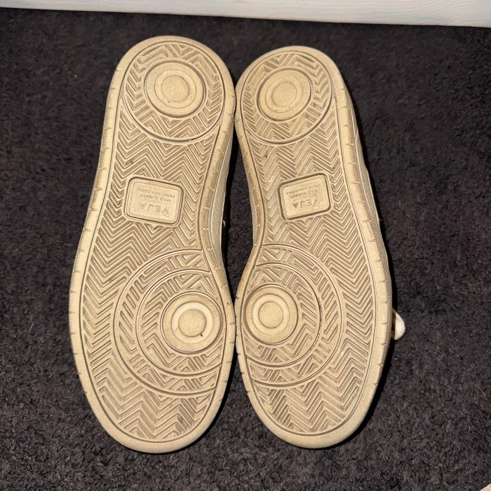 Veja Leather Sneakers - Women's size 8 - Picture 2 of 6